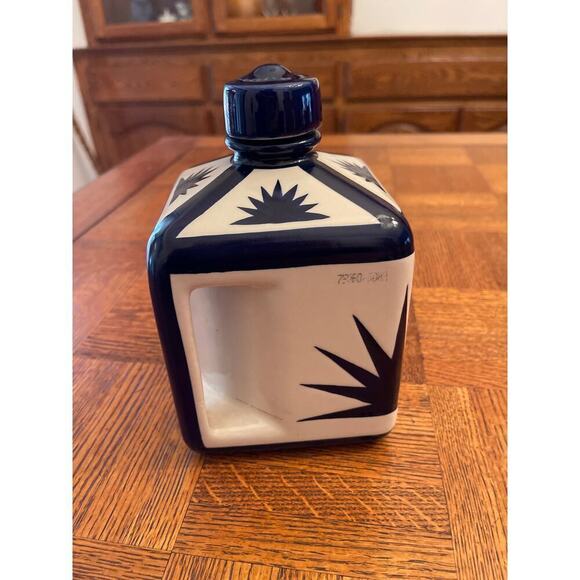 Handmade hand painted tequila bottle from Mexico - Picture 3 of 6